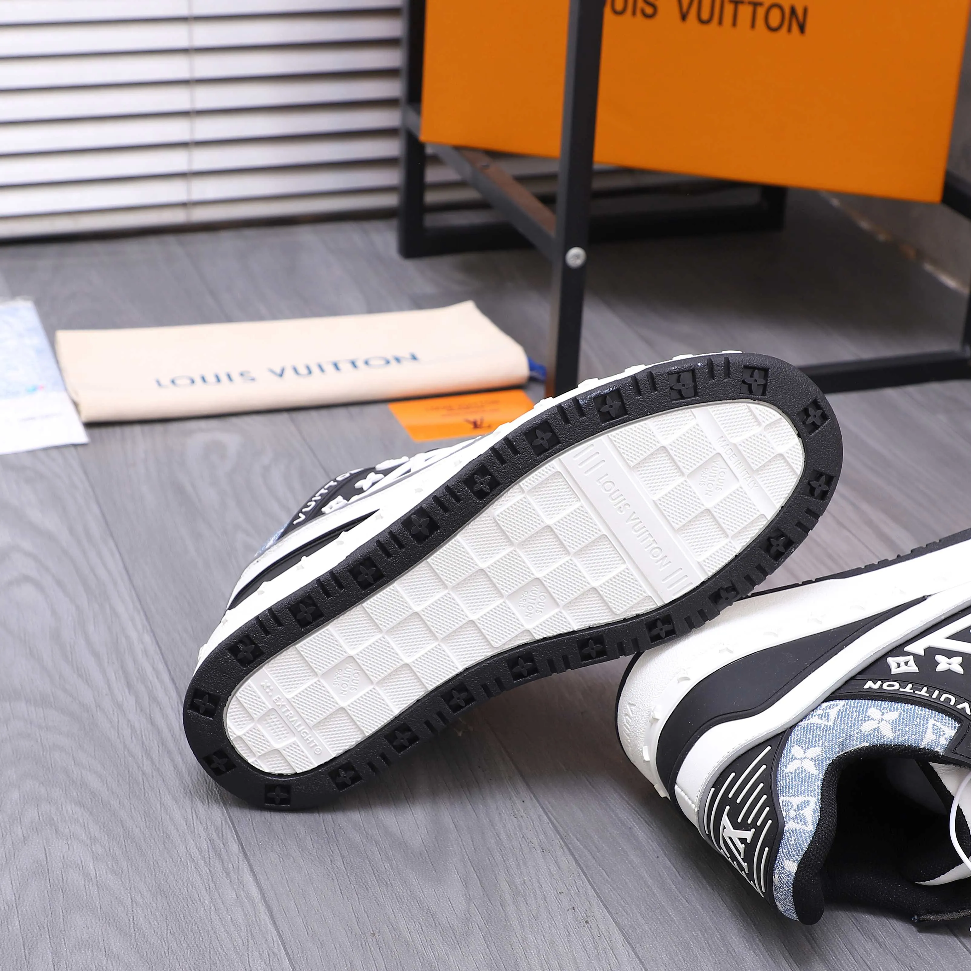 Men's shoes 💰p600 Product trademark: LV "Louis Vuitton" casual lace-up men's shoes Regular size: 38-44 Product material: Selected classic denim woven pattern splicing cowhide upper Breathable mesh lining Original rubber outsole